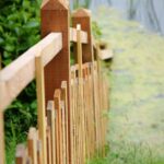 Cum adaptăm gardurile tradiționale la terenurile în pantă