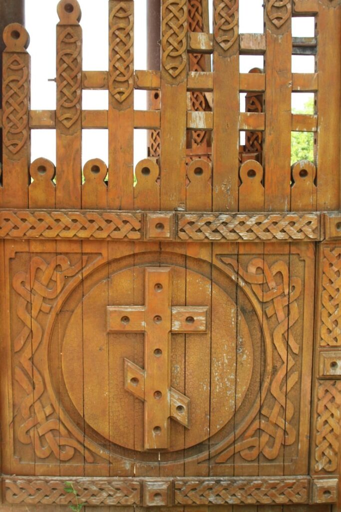 Sculptura în lemn aplicată gardurilor decorative