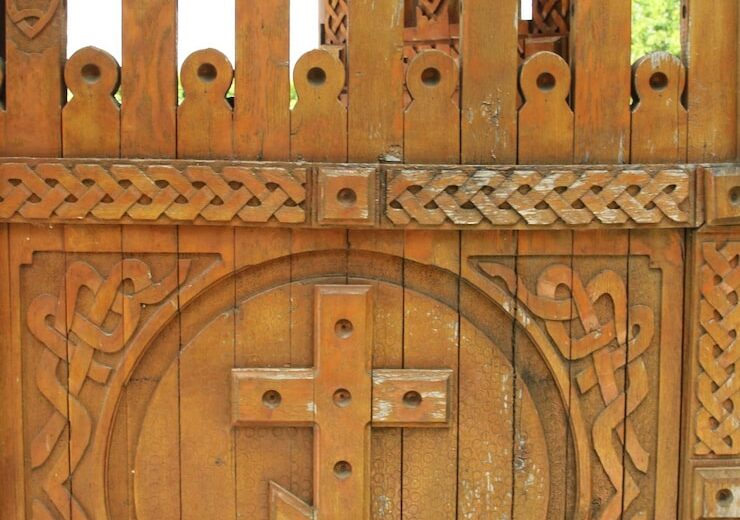 Sculptura în lemn aplicată gardurilor decorative