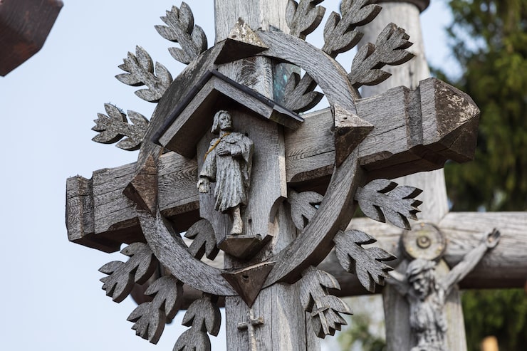 Semnificația simbolurilor sculptate pe porțile maramureșene