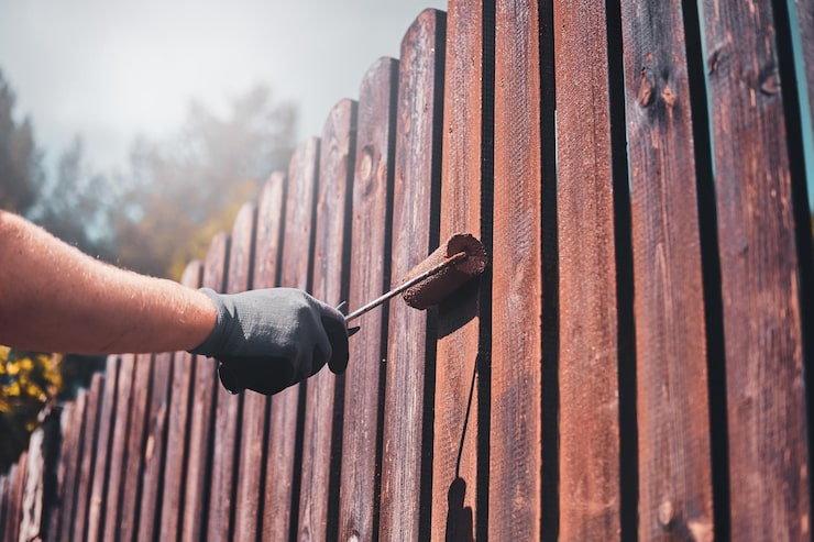 Tratamente naturale pentru protejarea gardurilor din lemn